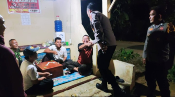 Kapolsek Kampar Kiri Hilir Gerakkan Green Satkamling, Sapa Warga di Pos Kamling, Kapolsek: ‘Jaga Keamanan & Lestarikan Alam’!”